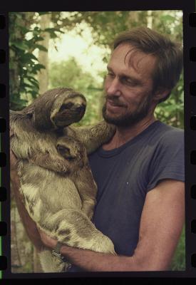 Jorge Bodanzky segurando preguiça