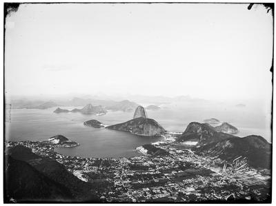 Vista da Baía de Guanabara, do Pão de Açúcar e do bairro de Botafogo a partir do Corcovado