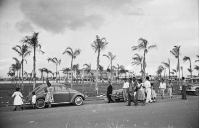 Pessoas no dia da inauguração de Brasília. Palácio do Planalto, ao fundo.