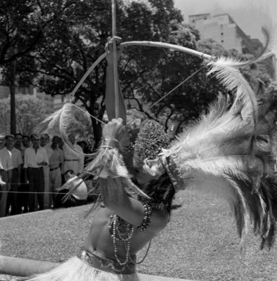 Carnaval de rua - bloco com pessoas utilizando fantasias de inspiração indígena