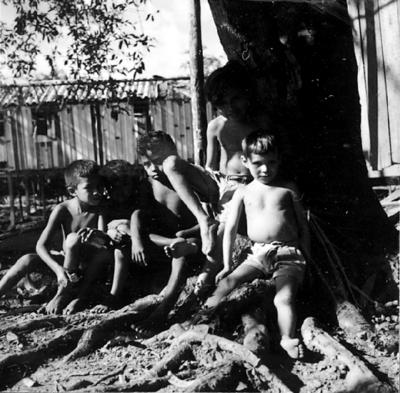 Vila da Barca, palafitas flutuantes, crianças