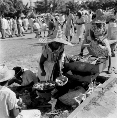 Vendedora de acarajé na procissão de Nosso Senhor dos Navegantes