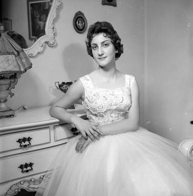 Raquel Sabeta com vestido de baile