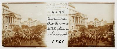 Multidão em frente à Biblioteca Nacional