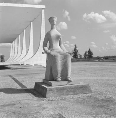 "A Justiça", escultura de Alfredo Ceschiatti