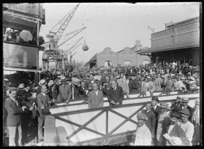 Rui Barbosa e Paulo de Frontin em meio à multidão em frente à navio