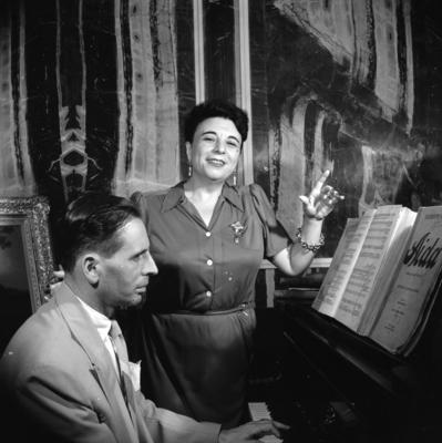 Gabriella Besanzoni Lage e seus convidados durante sarau