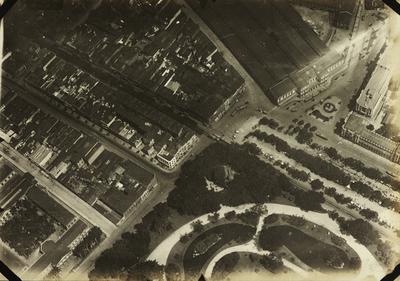 Vista aérea do Campo do Santana, da Estrada de Ferro Central do Brasil e do Quartel do Exército (atual Palácio Duque de Caxias)