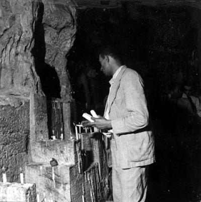 Romeiros acendendo velas