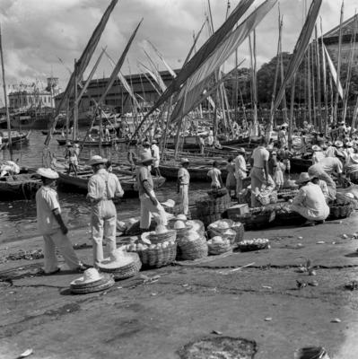 Embarcações na rampa e arredores do Mercado Modelo