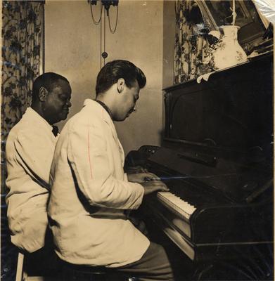 Pixinguinha e Alfredinho ao piano