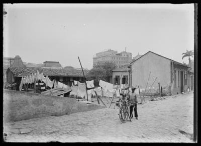 Morro do Castelo; amolador em frente à moradias e, ao fundo, o Palace Hotel