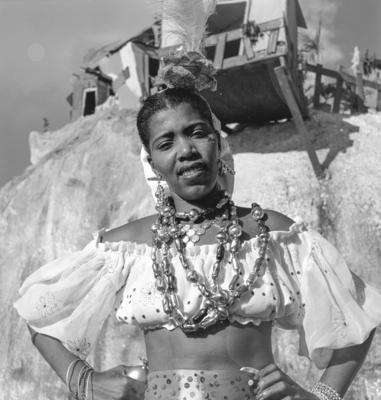 Mulheres fantasiadas em frente a uma decoração de rua no carnaval carioca