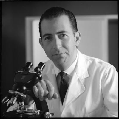 Silvano Mario Attilio Raia com microscópio