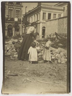 Mulher com crianças em terreno baldio