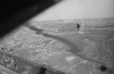 Cidade refletida na asa do avião; Sobrevoo em São Paulo, com Lena Coelho dos Santos