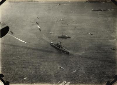 Vista aérea do Encouraçado São Paulo; por ocasião de recepção à família real da Bélgica