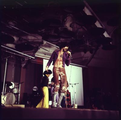 Raul Seixas ao microfone