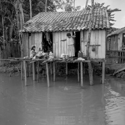 Vila da Barca, palafitas flutuantes, mulheres