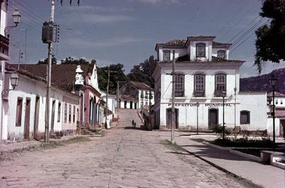 Sede da Prefeitura de Tiradentes (à direita) e casas