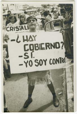 Calouros com roupa de estopa desfilam pela avenida W3 segurando cartazes como parte do trote da Universidade de Brasília