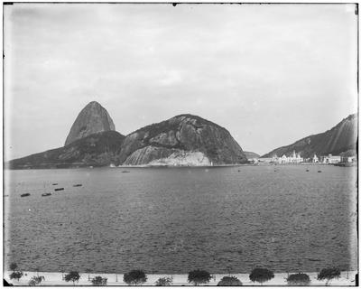 Morro do Pão de Açúcar; ao fundo, os prédios da Exposição Nacional Comemorativa do 1º Centenário da Abertura dos Portos do Brasil