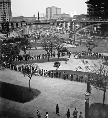 Filas em pontos de ônibus no vale do Anhangabaú