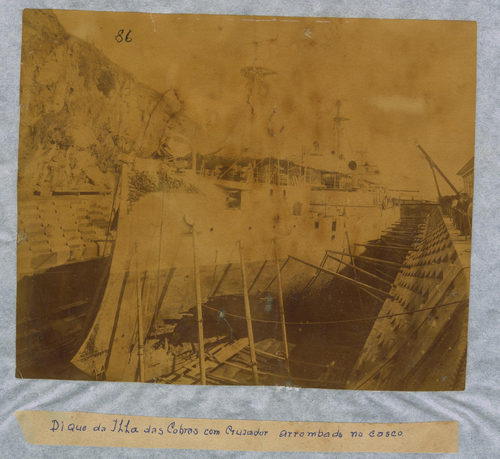 Revolta da armada - Cruzador com casco danificado