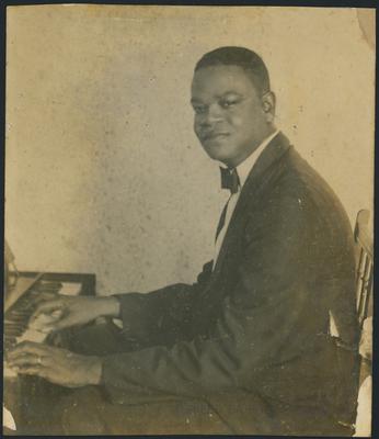 Pixinguinha tocando harmônio