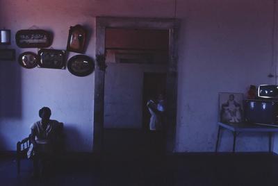 Mulher não identificada em sala