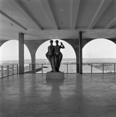 "Duas Amigas", escultura de Alfredo Ceschiatti, no Salão Nobre