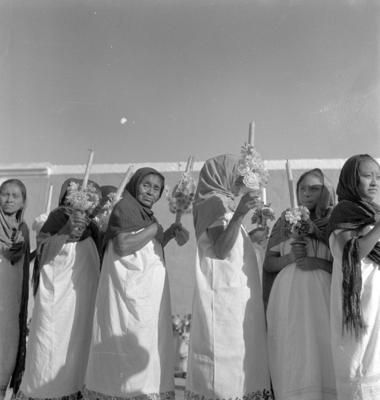 Mulheres em procissão