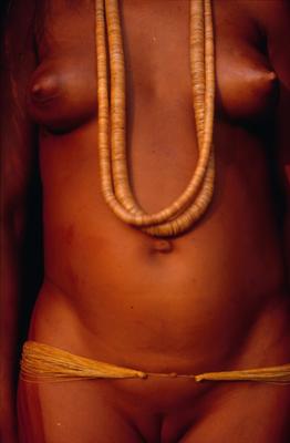 Série Xingu - Jovem Kalapalo adornada com colares e cinto ulurí