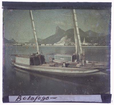 Enseada de Botafogo - homens em embarcação