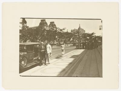 Prefeito Prado Júnior em frente à escadaria do Palácio Pedro Ernesto (atual Câmara Municipal do Rio de Janeiro)
