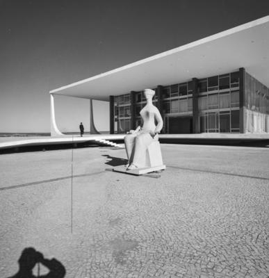 "A Justiça", escultura de Alfredo Ceschiatti