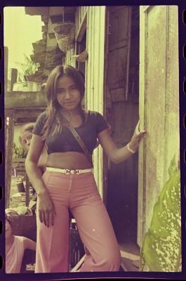 Edna de Cássia e sua família em sua casa