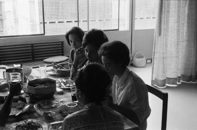 Maria Helena Guedes, Lena Coelho dos Santos, Philomena Miller, Zila Mamede e Maria de Nazareth Soares Lins no alojamento dos professores (Colina)