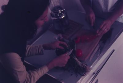 Lena Coelho dos Santos preparando alimentos em sua casa