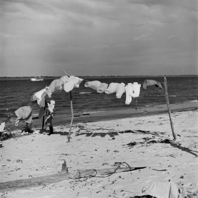 Santarém, lavadeira com varal na praia