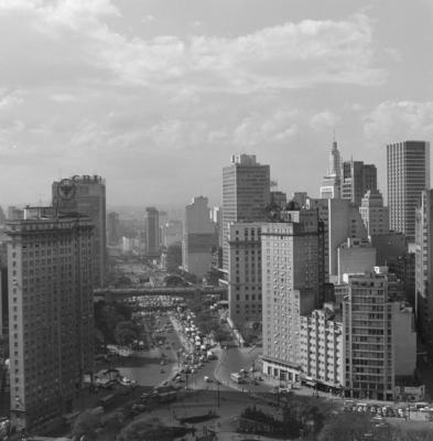 Vista da praça da Bandeira, vale do Anhangabaú e viadutos do Chá e Santa Efigênia