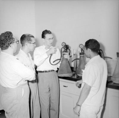 Fábrica Nacional de Penicilina Fontoura - demonstração de trabalho