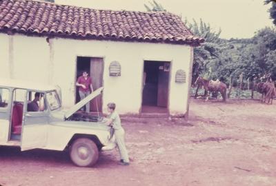 Humberto Mesquita, jornalista, na porta, e o carro usado para produção da matéria, quebrado