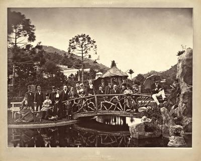 Membros do corpo diplomático e familiares em frente ao Palácio Imperial