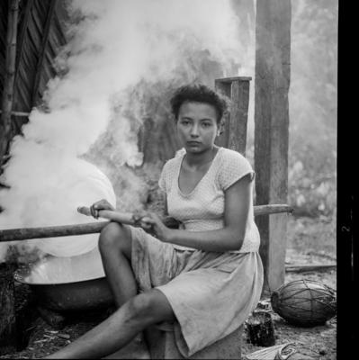 Ilha de Marajó - Mulher defumando látex