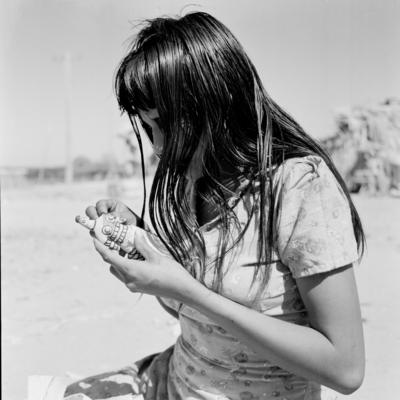 Mulher do povo Karajá confeccionando bonecas de cerâmica chamadas Ritxòkò