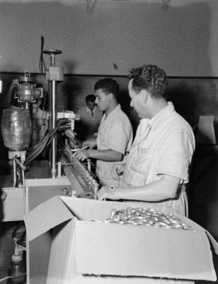 Companhia Singer - máquinas de encher latas de óleo