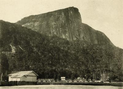 Morro do Corcovado com o mirante Chapéu do Sol