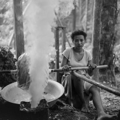 Ilha de Marajó - Mulher defumando látex