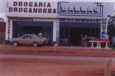 Drogaria Droganossa e Dallas restaurante